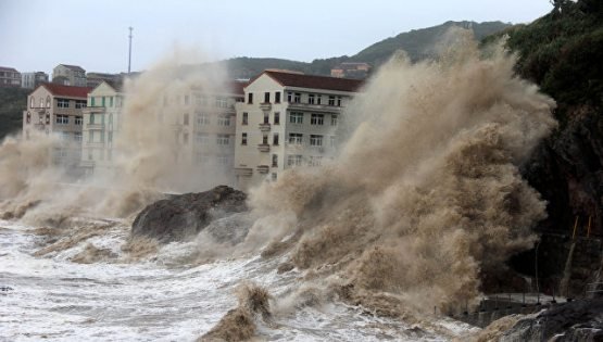 "Мавар" супер тайфуни 4 даражали хавф билан Гуам оролларига ёпирилди.