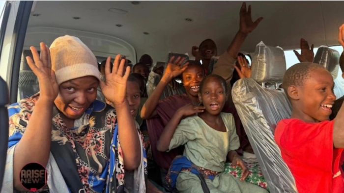 Нигерияда 100дан ортиқ мактаб ўқувчиси жангарилардан озод қилинди