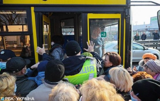 Koronarivus: Ukrainada odamlar avtobus talashmoqda
