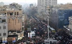 Eronda aholi muhim ob’ektlar atrofida “inson zanjiri” tuzdi