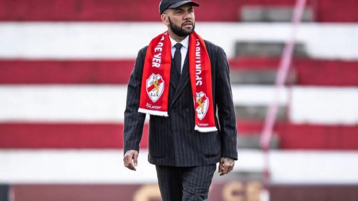 42 ёшли Дани Алвес профессионал футболга қайтиши мумкин