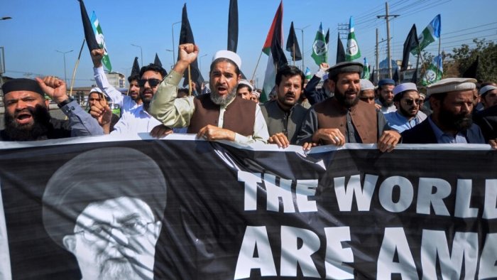 Pokiston Eronga qarshi norozilik namoyishlari tufayli harbiy qo‘shin joylashtirdi va komendant soati e’lon qildi