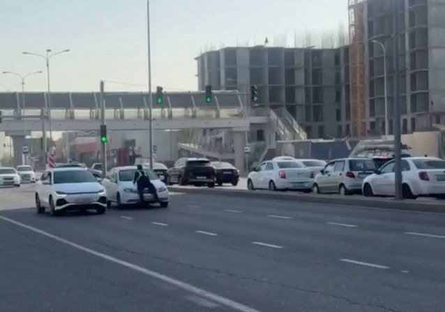 Porno qiz dosti uxlayotgan erini sikdi