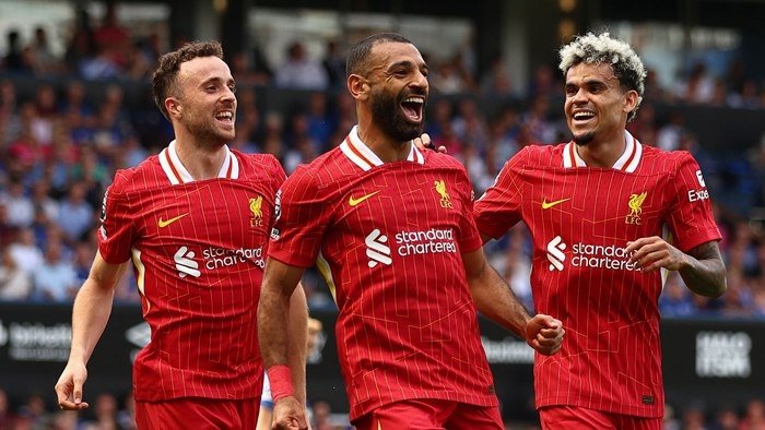 “Ливерпул” янги футболчиларни сотиб олиш учун рекорд даражада пул сарфлади