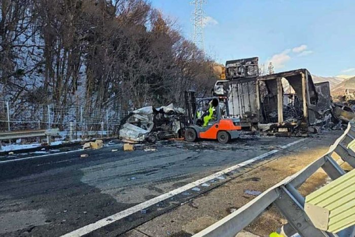 Японлар 1,5 кун деганда 67 та машина тўқнашган  Канъэцу трассасида ҳаракатни тиклади