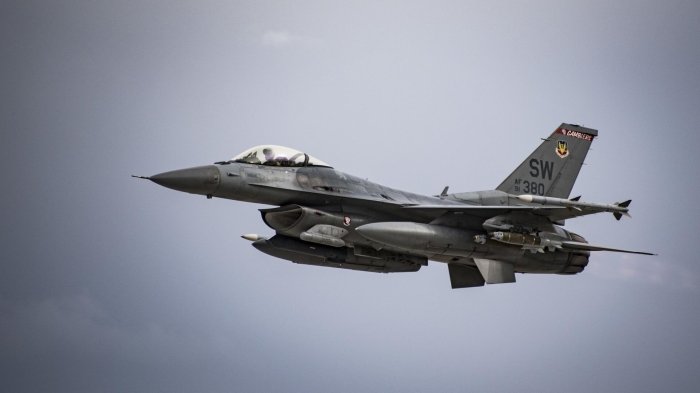 AQSh Kongressi Ostinni F-16 samolyotlarida mashq qilish uchun Ukraina Qurolli kuchlari uchuvchilari sonini ko‘paytirishga chaqirdi