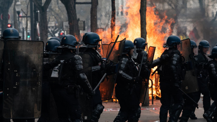 Fransiyadagi tartibsizliklar vaqtida bir necha polisiya mashinasi yonib ketdi