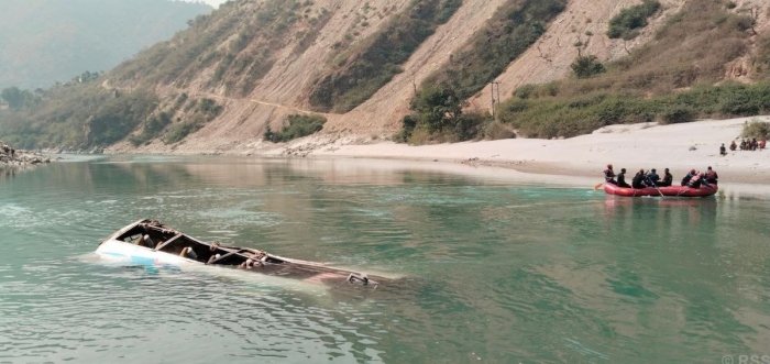 Непалда автобус дарёга қулаб, камида 12 киши ҳалок бўлди