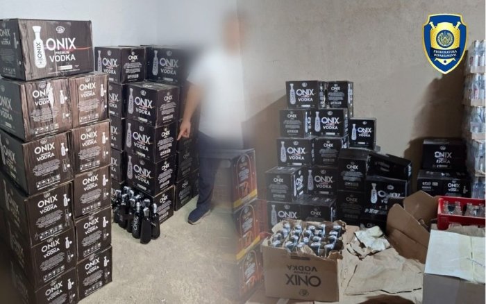 Qashqadaryo va Xorazm viloyatlarida qalbaki aksiz markali va qo‘lbola usulda tayyorlangan alkogol mahsulotlarini muomalaga kiritilishining oldi olindi 