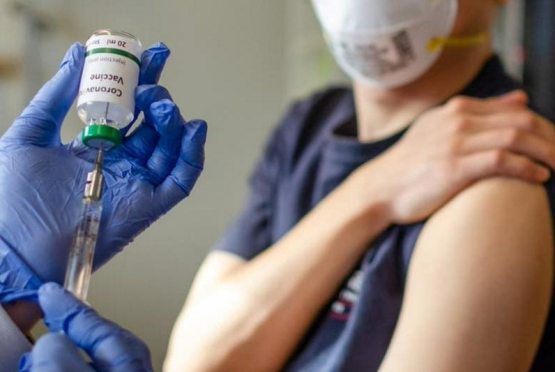 Францияликлар ҳукуматни вакцина билан эмлашнинг сустлиги учун танқид қилмоқда