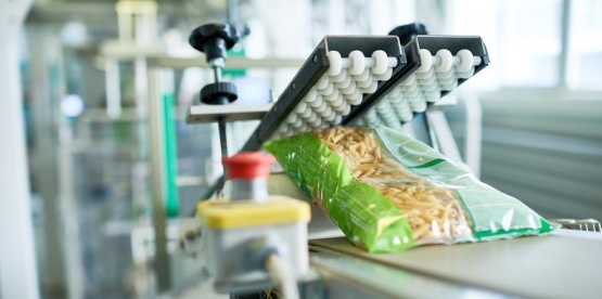 Shaffof kiyimdagi qizlar onlayn porno tomosha qilishadi