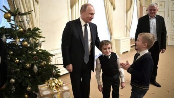 Putin og‘ir kasal bolaning Peterburgni vertolyotda aylanish istagini amalga oshirdi