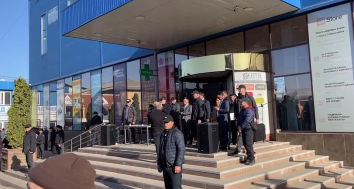 Sadir Japarov norozilik mitingi qilayotgan savdogarlar oldiga keldi Sadir Japarov norozilik mitingi qilayotgan savdogarlar oldiga keldi