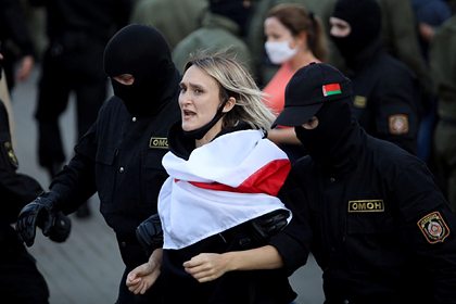 Porno uchta qiz erkakning anusini yalab, barmoqlarini silaydi