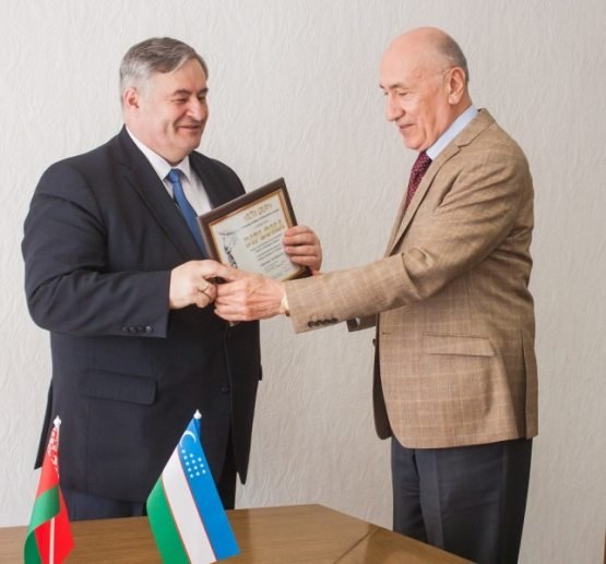 Minskda Belarus axborot vaziriga «Oltin qalam» xalqaro tanlovi diplomi topshirildi