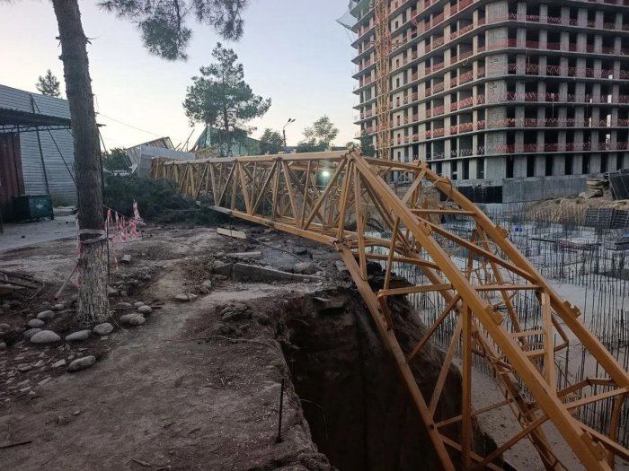 Тошкентда қурилиш крани қулаши оқибатида бир киши ҳалок бўлди