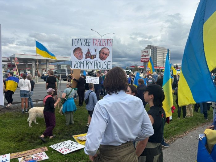 АҚШ-Россия саммити арафасида Украинани қўллаб-қувватлаш ва Путиннинг Аляскага келишига қарши митинг бўлиб ўтди — BBC