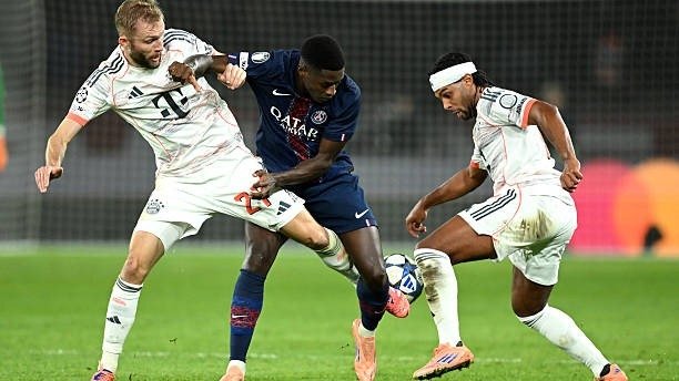 Chempionlar ligasi. «Bavariya» 1 kishi kam o‘ynagan holda amaldagi chempion «PSJ»ni safarda taslim qildi (VIDEO)