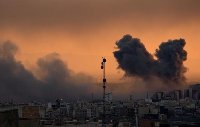 Эрон Форс кўрфазидаги АҚШ ва Исроил ҳарбий объектларига зарбалар берди