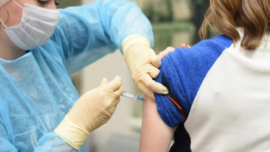 ЖССТ COVID-19'дан тузалганларга ҳам вакцина билан эмланишни тавсия қилди