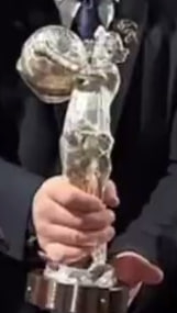 O‘zbek sirk ustalari tishda osilish bo‘yicha jahon rekordini o‘rnatdi