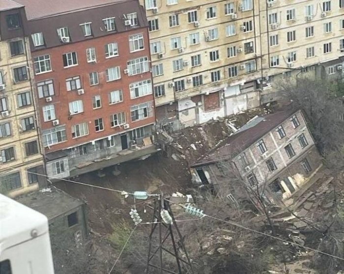 Маҳачқалъада уч қаватли уй қулади