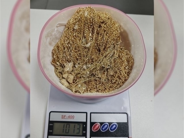 1 kg taqinchoqni jinsiy a’zosiga yashirgan shaxs ushlandi