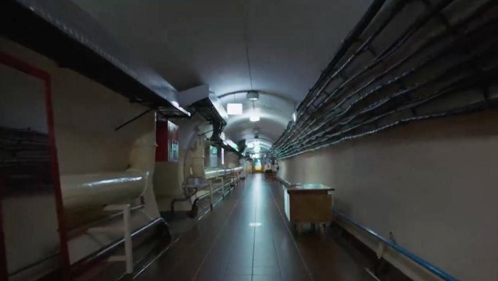  Зеленский биринчи марта Киевдаги офис биноси остида жойлашган бункерни кўрсатди