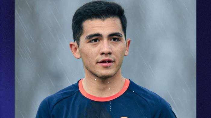 «Астана» бош мураббийи ўзбекистонлик янги футболчи трансферига изоҳ берди