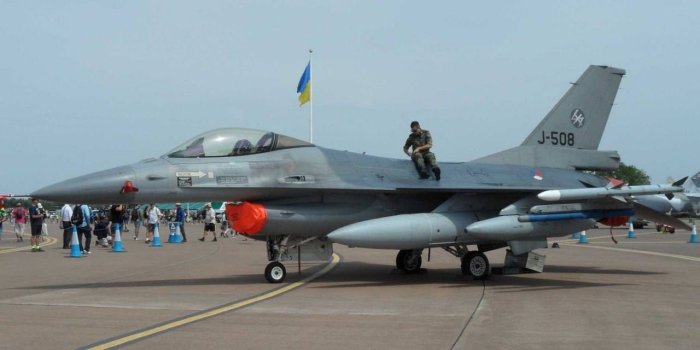 Нидерландия 26 май куни Украинага ваъда қилинган 24 та F-16 қирувчи самолётининг сўнггиларини жўнатади Нидерландия 26 май куни Украинага ваъда қилинган 24 та F-16 қирувчи самолётининг сўнггиларини жўнатади