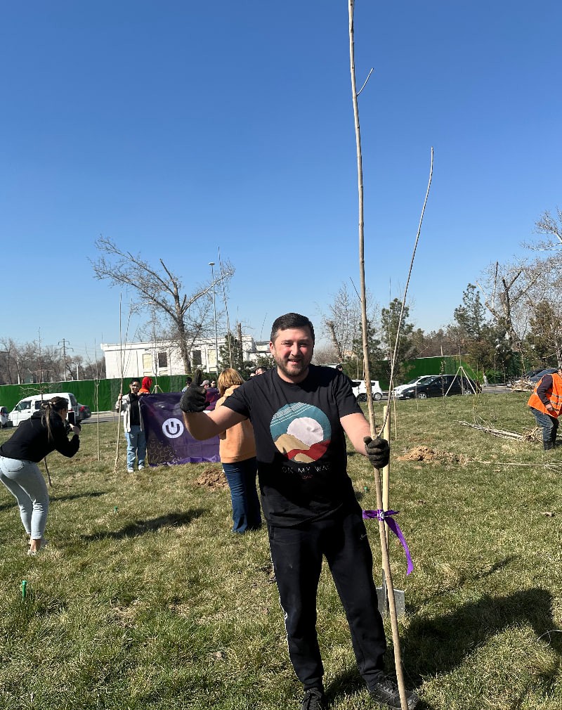 "Uzum" xodimlari respublika hashari doirasida butun O‘zbekiston bo‘ylab daraxt ekib chiqishdi "Uzum" xodimlari respublika hashari doirasida butun O‘zbekiston bo‘ylab daraxt ekib chiqishdi