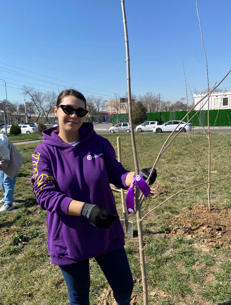 "Uzum" xodimlari respublika hashari doirasida butun O‘zbekiston bo‘ylab daraxt ekib chiqishdi "Uzum" xodimlari respublika hashari doirasida butun O‘zbekiston bo‘ylab daraxt ekib chiqishdi