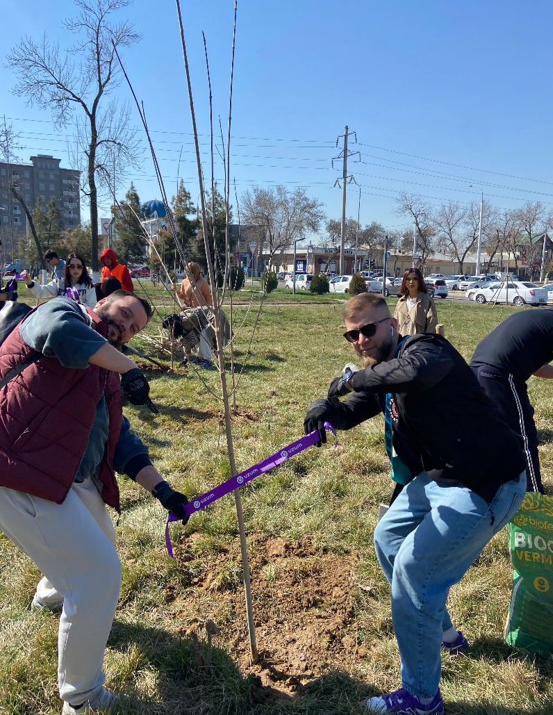 "Uzum" xodimlari respublika hashari doirasida butun O‘zbekiston bo‘ylab daraxt ekib chiqishdi "Uzum" xodimlari respublika hashari doirasida butun O‘zbekiston bo‘ylab daraxt ekib chiqishdi