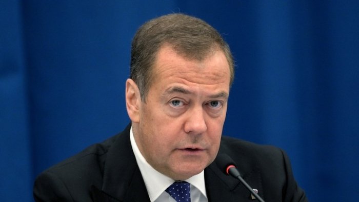 Medvedev Italiya bosh vazirini ahmoq dedi